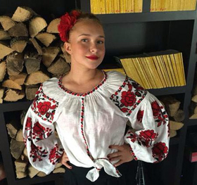 Кажуть люди, я сама — наче квіточка