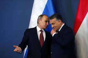 На двох стільцях