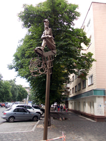 Кіт — у реалі, молодиця — у планах
