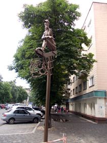 Кіт — у реалі, молодиця — у планах