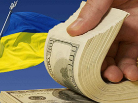На лавочці, біля суду...