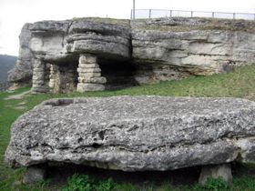 Жертовний камінь біля печерного храму.