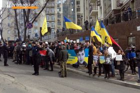 З яйцями на ворога