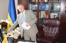 Борис Тарасюк і дев’ять його телефонів