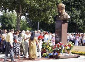 І мертвим, і живим, і ненародженим білорусам
