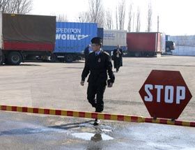 Вісім митників на лаві підсудних,