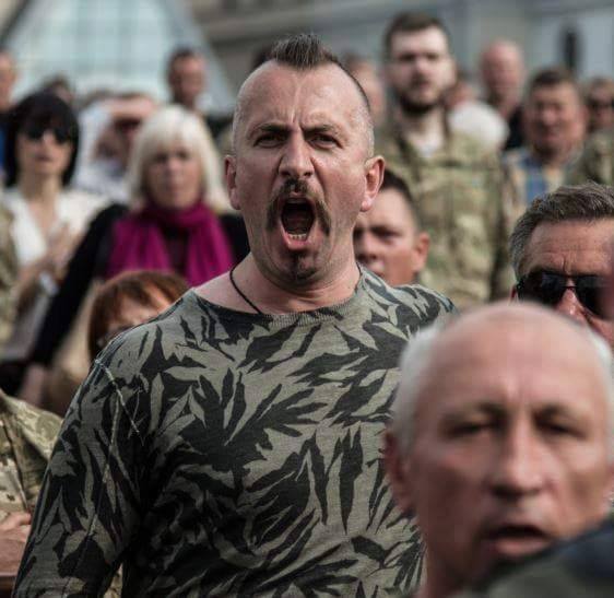 Василь Слірак на Майдані у Києві під час прощання з бійцями "Правого сектору", які загинули 11 червня 2016 на шахті Бутівка. Це остання поіздка Василя до Києва