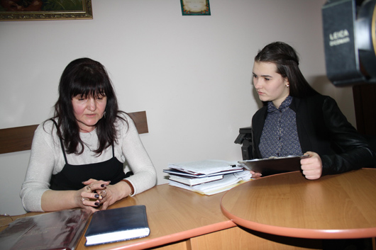 Вихованка гуртка Діана Тихоненко спілкується з матір’ю Валентина Ничвидюка.
